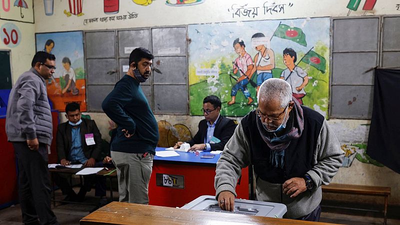 Concluye una votación en Bangladesh marcada por la baja participación y el boicot opositor