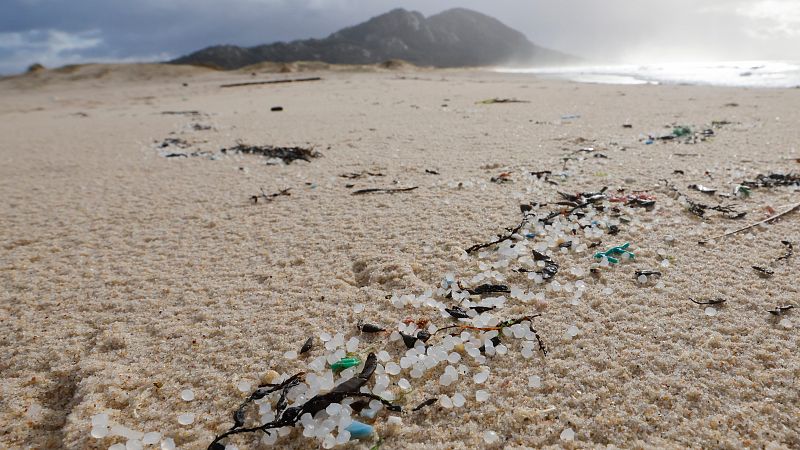 El vertido de pellets de plástico se extiende a más zonas del litoral gallego
