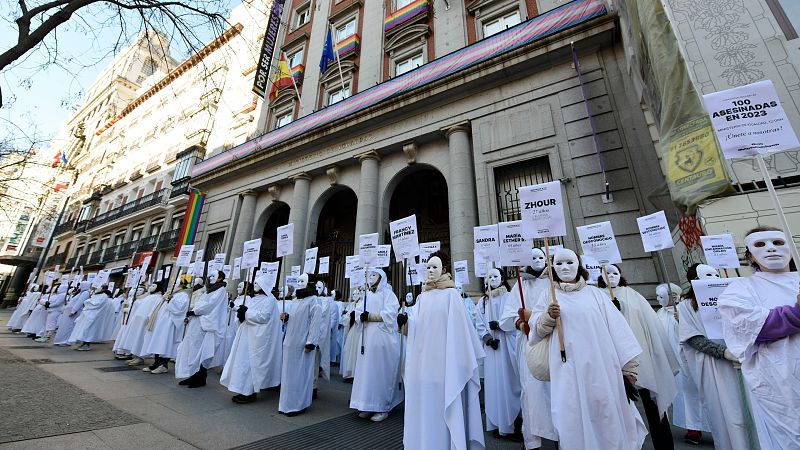 Una protesta frente a Igualdad denuncia que "casi el 50%" de los asesinatos machistas no están en la lista oficial