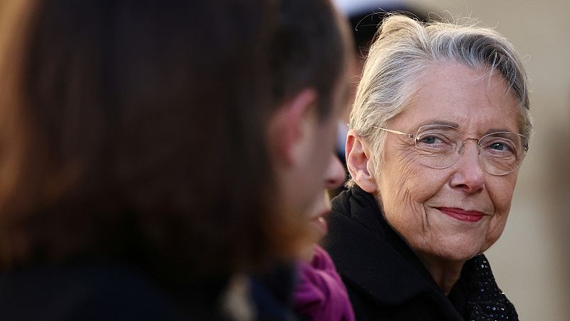 Dimite la primera ministra de Francia, Élisabeth Borne