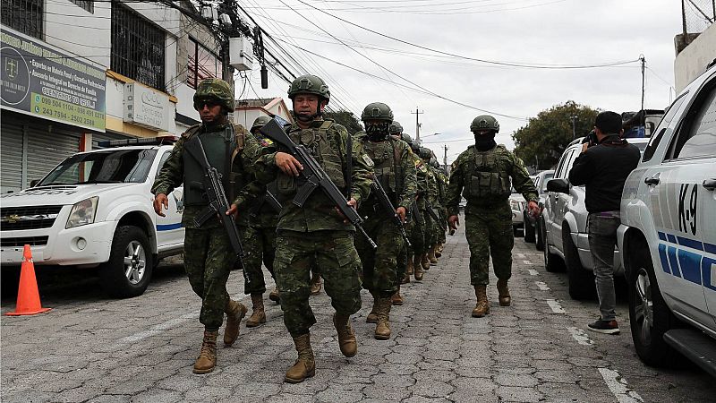 El presidente de Ecuador responde a la violencia declarando un conflicto armado interno y ordena una acción militar