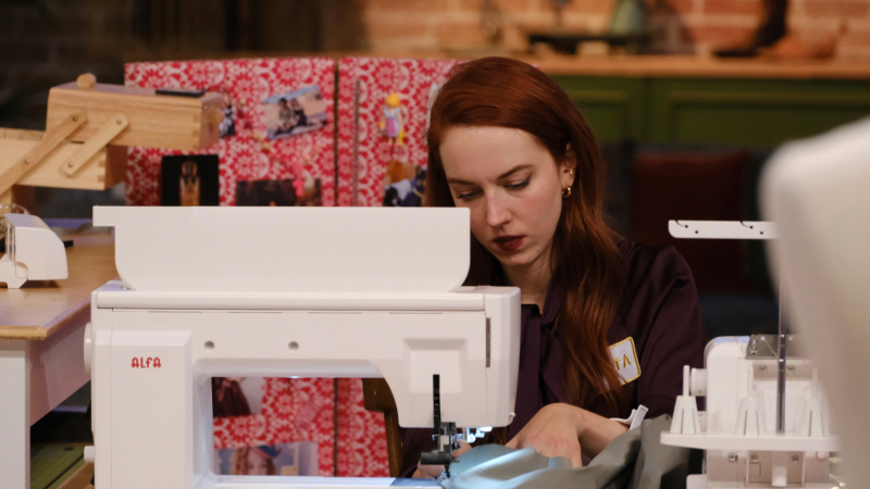 La aprendiz de Maestros de la Costura que trabaja con momias en el British Museum de Londres