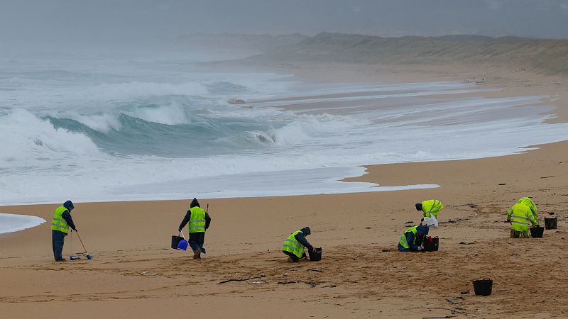 Vertido de pélets en aguas españolas, ¿quién tendría que pagar la descontaminación?