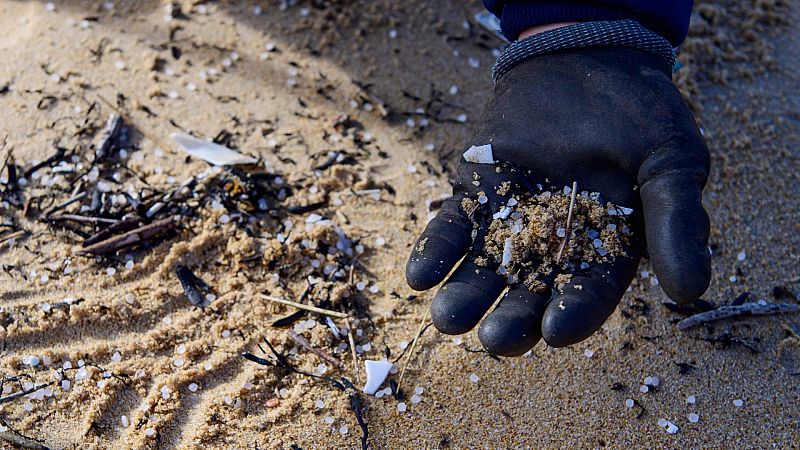 El vertido de Galicia pone el foco sobre la contaminación del plástico: "Importa limpiar, pero más reducir el consumo"