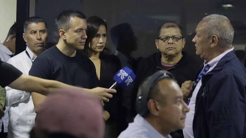 El presidente Noboa visita el canal de televisión de Ecuador que sufrió un asalto armado