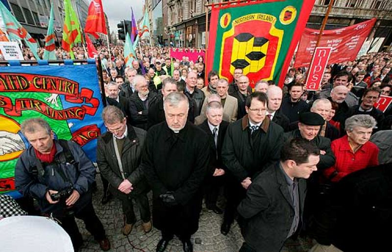 Irlanda del Norte se echa a la calle para protestar contra los atentados del IRA