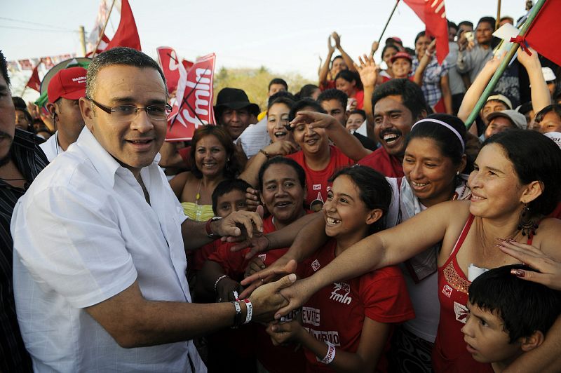 Mauricio Funes, de periodista a político para catapultar al FMLN al poder