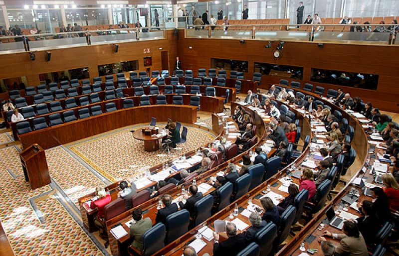 PSOE e IU abandonan el pleno de la Asamblea de Madrid por el cierre de la comisión de espionaje
