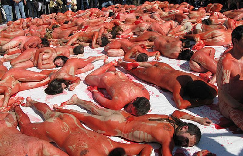 Un centenar de personas se desnudan para protestar contra la matanza de focas