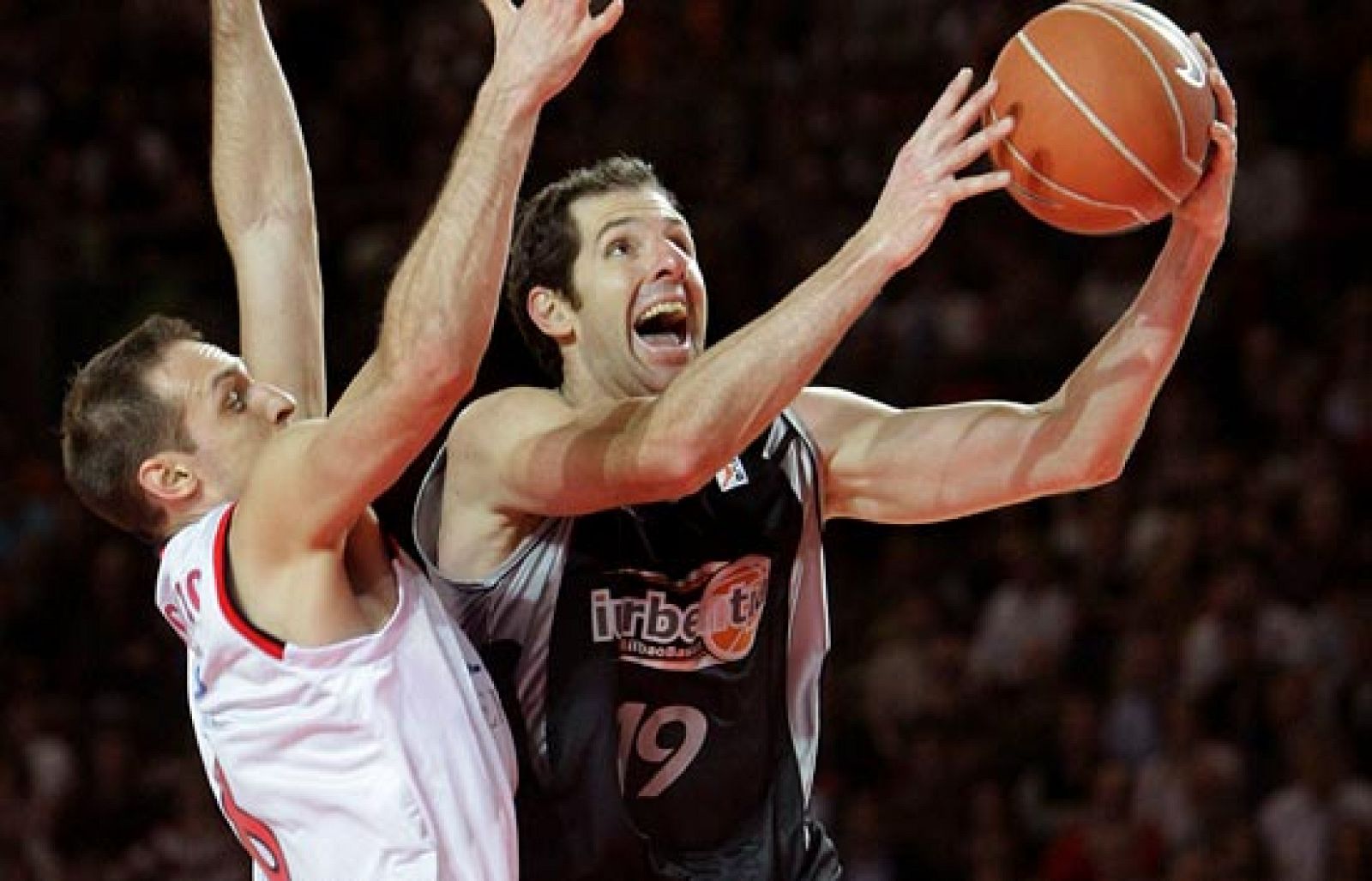 Iurbentia Bilbao 85-72 Tau Vitoria - Baloncesto en RTVE | Ver