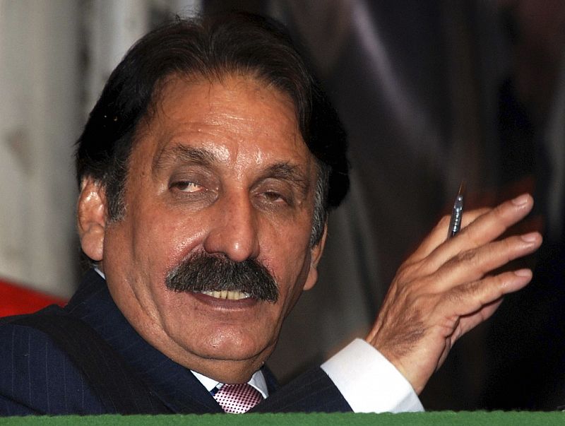 El gobierno paquistaní reconduce la situación con la restitución del presidente del Supremo