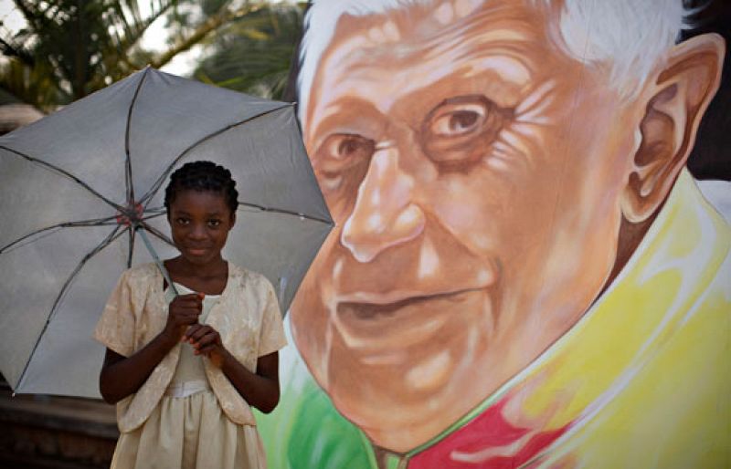 Benedicto XVI afirma que los preservativos no son la solución contra el sida en África
