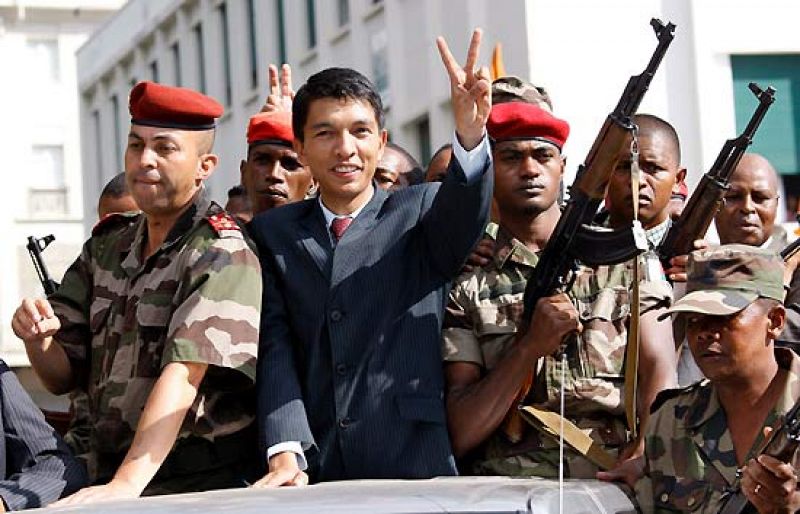 El presidente de Madagascar dimite y el Ejército da al líder opositor plenos poderes