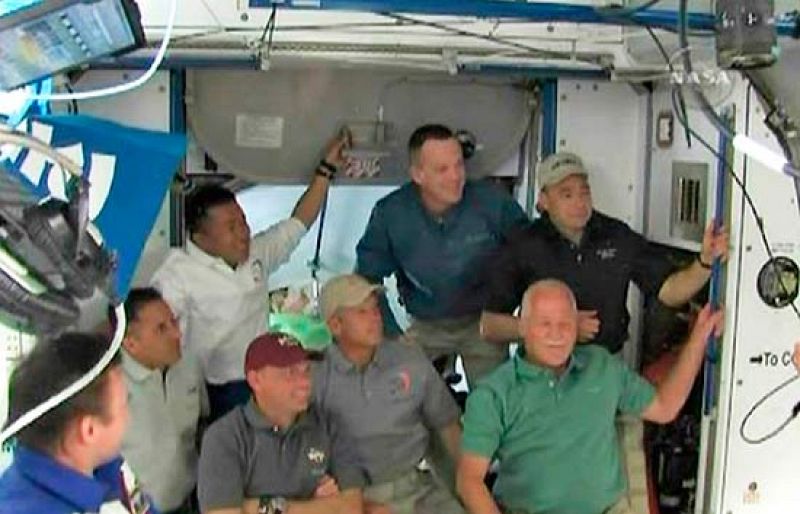El 'Discovery' se acopla con éxito a la Estación Espacial Internacional