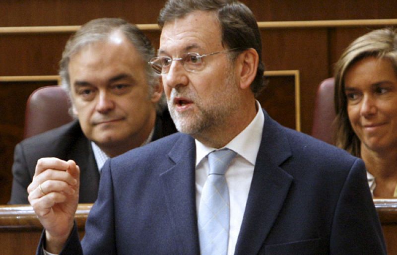 Rajoy a Zapatero: "Está solo. Así no aguanta ni medio año"