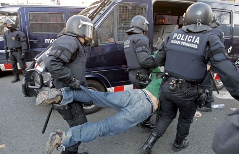 Seis detenidos y 21 heridos tras el desalojo de la Universidad de Barcelona contra el Plan Bolonia