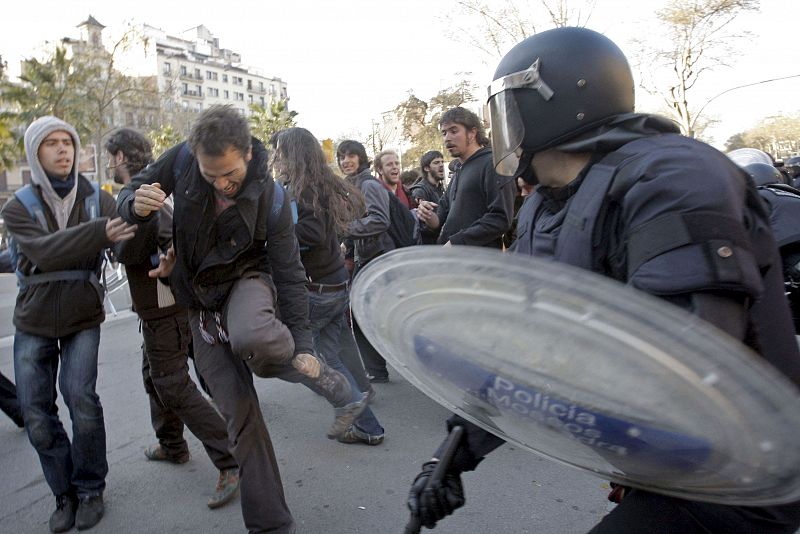 Los Mossos cargan de nuevo contra los estudiantes que cortaban la Gran Vía de Barcelona