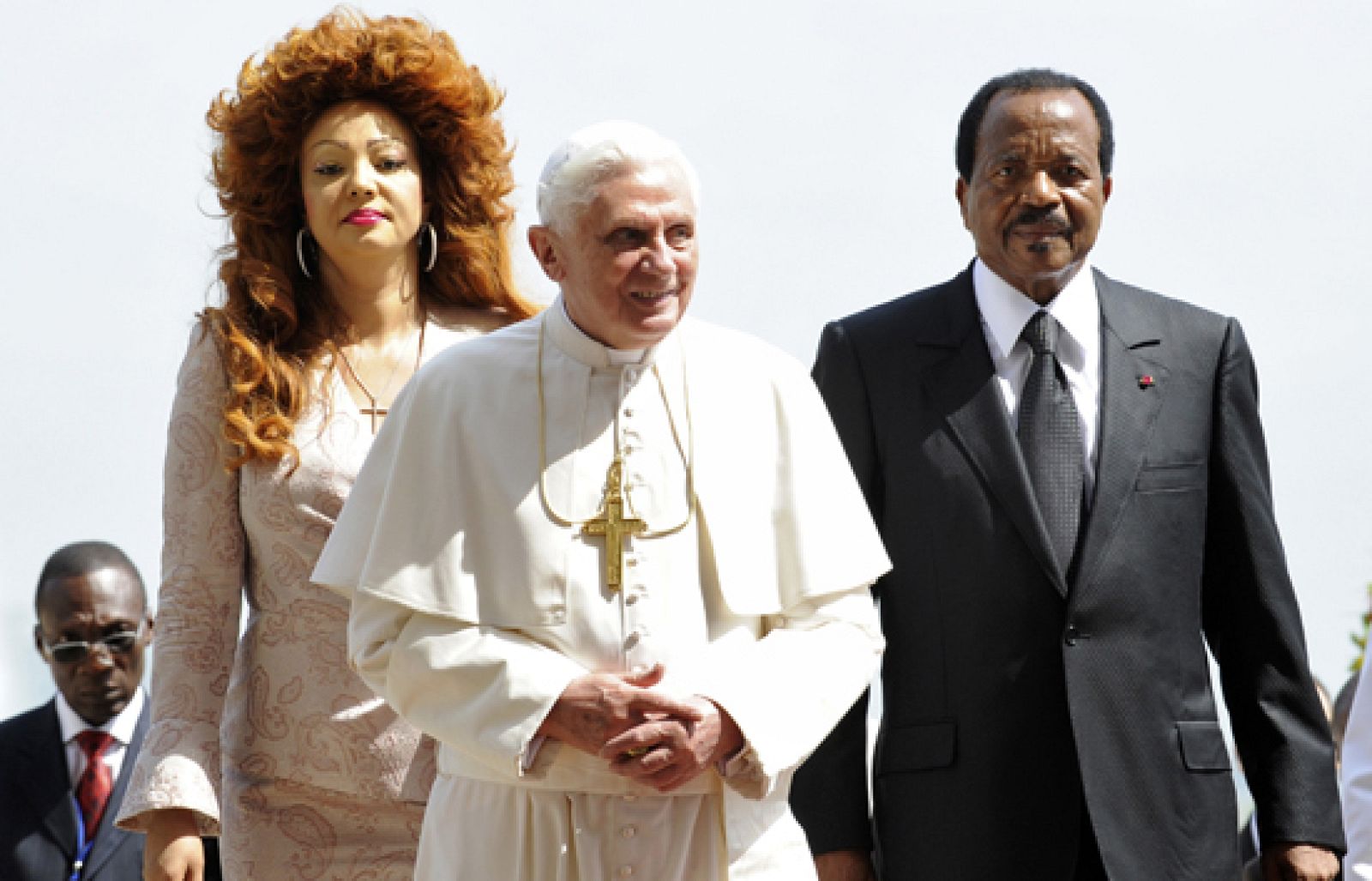 El Gobierno francés inquieto por el mensaje del Papa contra el uso del preservativo en su primer viaje pastoral a África | Ver