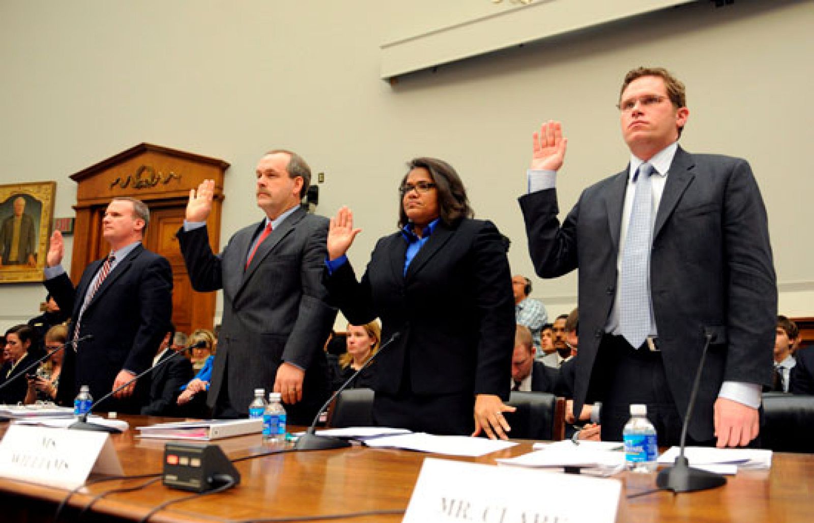 Los directivos de AIG acuden al Congreso para explicar el pago de primas millonarias | Ver