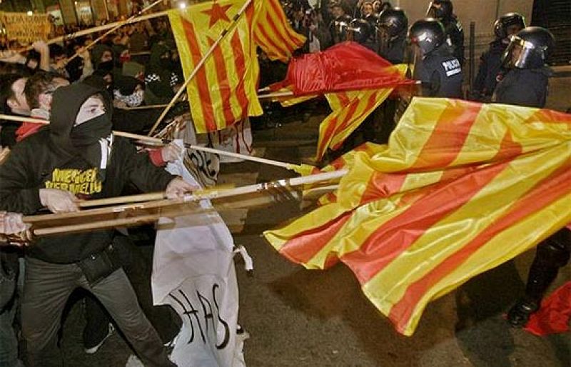 Incidentes entre estudiantes y agentes en una manifestación contra el Plan Bolonia en Barcelona