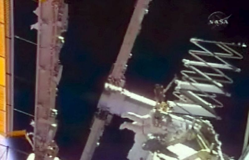 Los astronautas del Discovery colocan la viga central de la ISS en su primera caminata espacial
