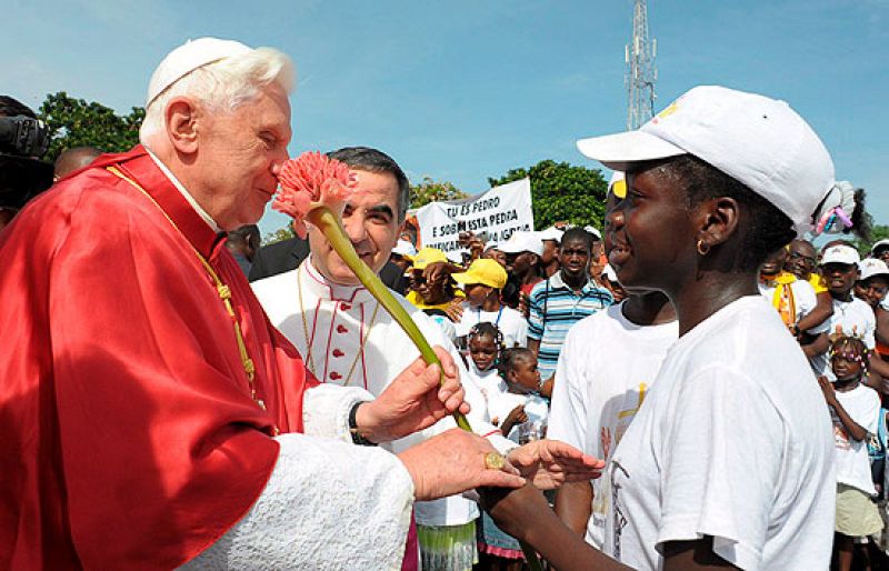 Benedicto XVI pide a los católicos combatir la brujería y el espiritismo