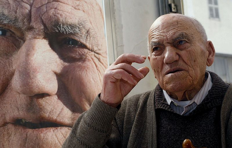 El "abuelo" del anuncio de Coca-Cola llega a la fama con 102 años y la felicidad de vivir