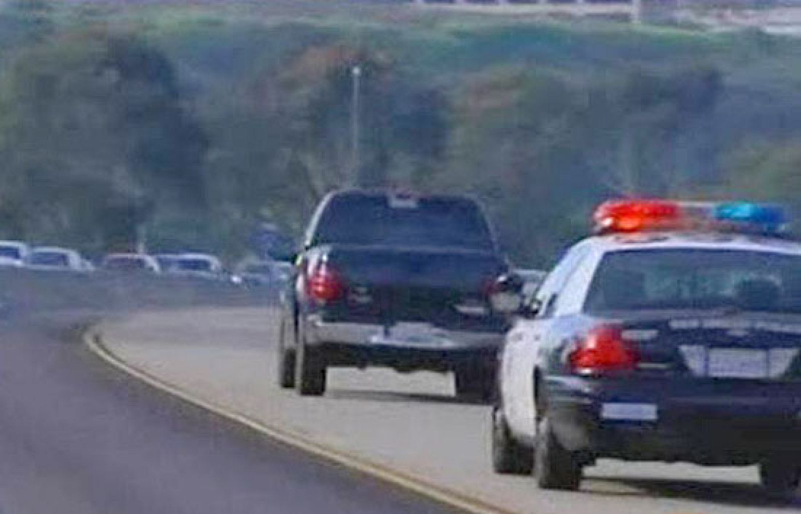 Un narcotraficante arroja miles de dólares por la ventana en una persecución policial | Ver