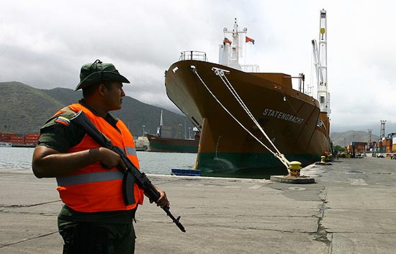 Soldados venezolanos han tomado los aeropuertos y puertos de varios estados del este, centro y oeste del país, en acatamiento a una reciente reforma legal que quitó el control de terminales y carreteras a los gobiernos regionales.
