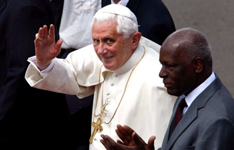 El Papa abandona África tras la polémica por el uso del preservativo contra el sida