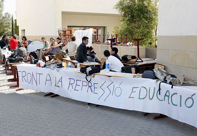 Los estudiantes antibolonia protestan de nuevo en Cataluña en una manifestación no autorizada