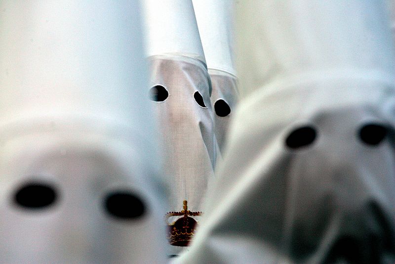 Minoría de lazos blancos contra el aborto en Semana Santa