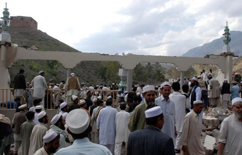Mueren 50 personas en un atentado suicida en una mezquita paquistaní durante los rezos