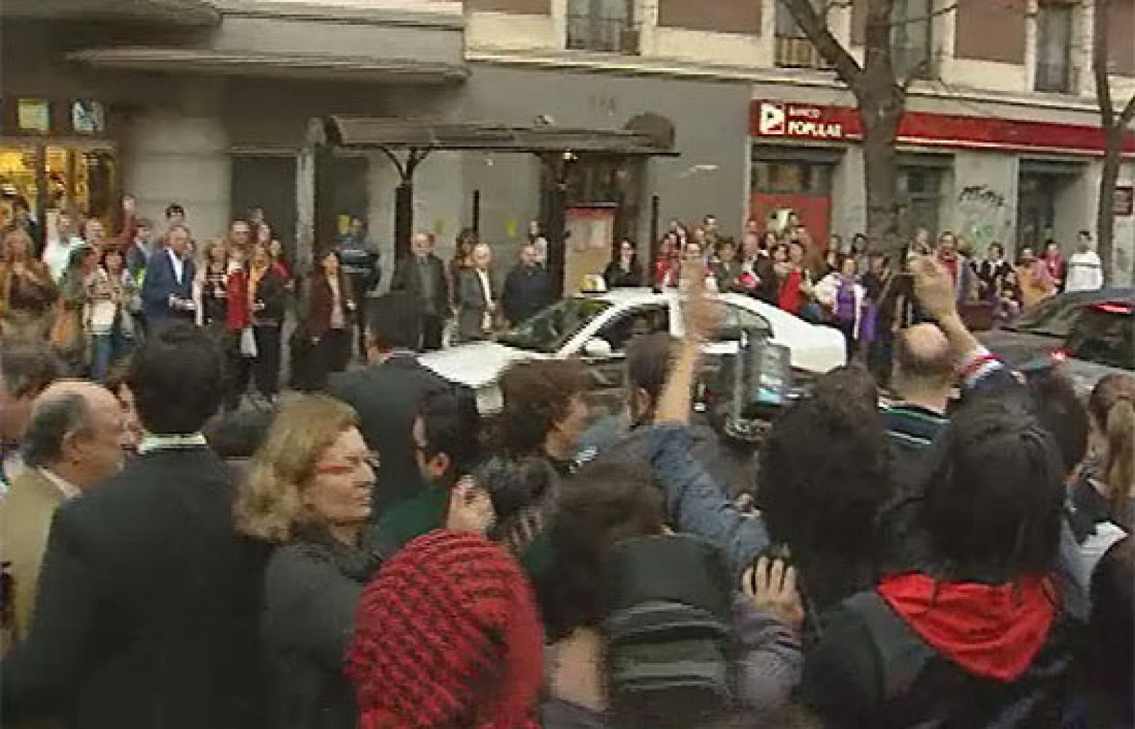 Esperanza Aguirre abucheada cuando participaba del ambiente festivo de La Noche de los Teatros | Ver