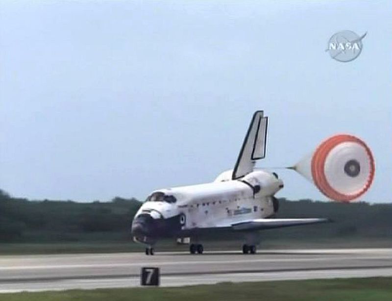 El 'Discovery' aterriza sin problemas en Florida en la segunda oportunidad