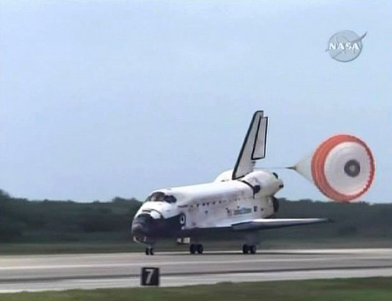 El 'Discovery' aterriza sin problemas en Florida en la segunda oportunidad
