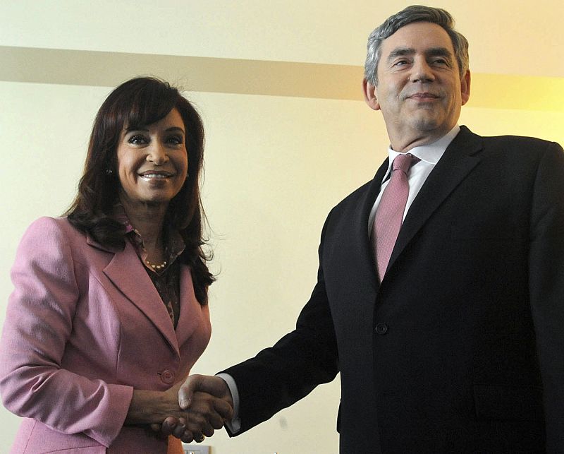 Argentina pide a Reino Unido negociar sobre las islas Malvinas, pero Brown se niega