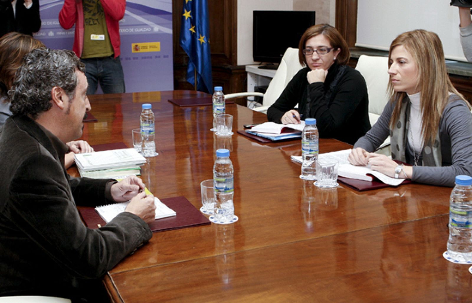 Continúa la ronda de conversaciones de la ministra de Igualdad para redactar la nueva ley del aborto - Ciencia y tecnología en Rtve.es | Ver