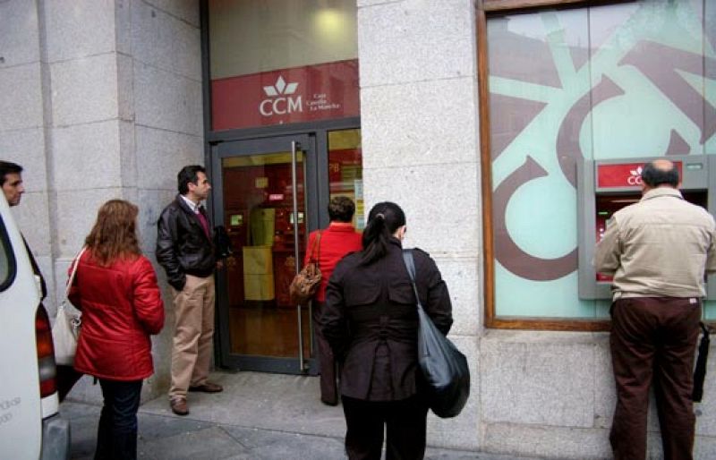 Tranquilidad y pocos reembolsos de clientes en las oficinas de Caja Castilla La Mancha