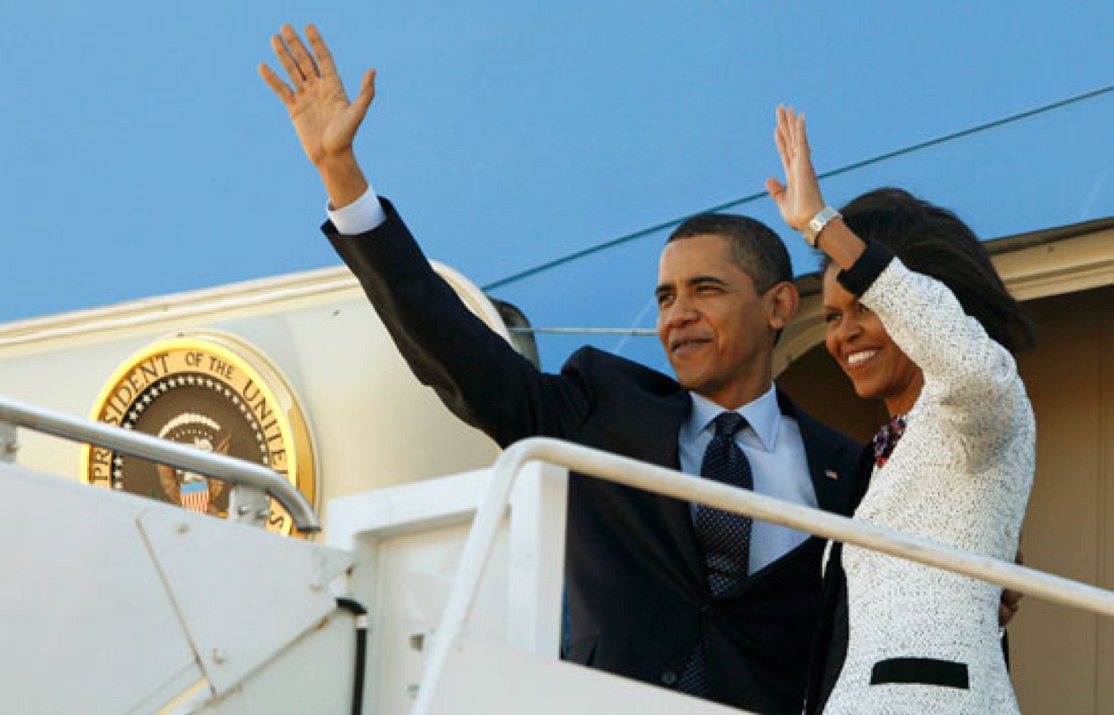Barack y Michelle Obama abordan el Air Force One con destino Londres | Ver