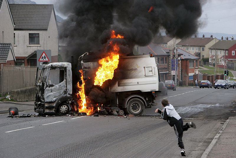 Roban y queman coches en un ataque coordinado en Belfast, Irlanda del Norte