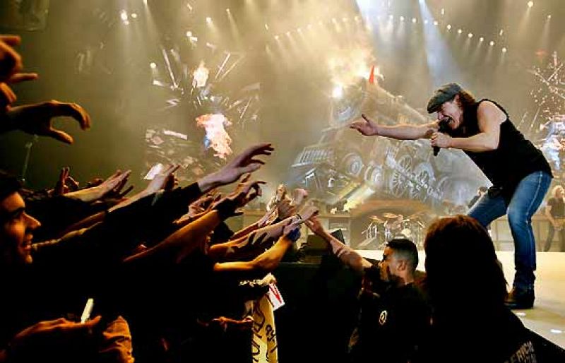 AC/DC lleva por la 'autopista hacia el infierno' a un Sant Jordi abarrotado