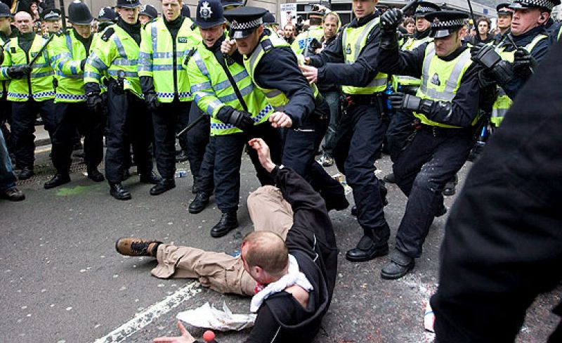 La Policía detiene a 32 antisistema tras una batalla campal en la 'City' de Londres