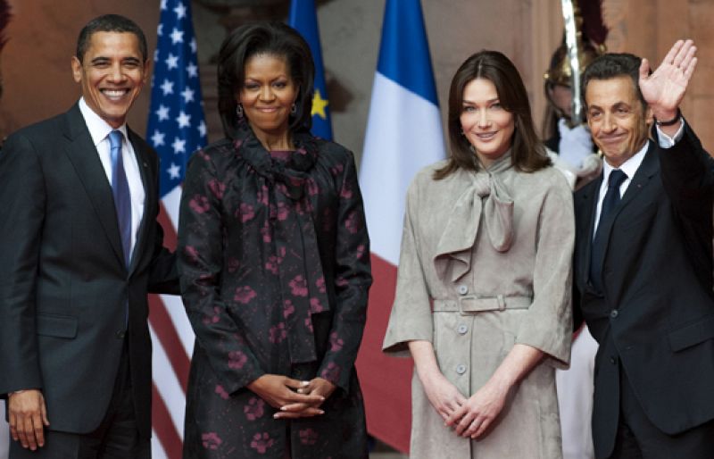 Alfombra roja y calurosa bienvenida a Obama en su llegada a Estrasburgo para la cumbre de la OTAN