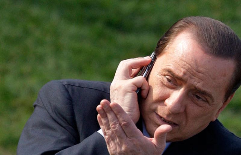 ¿Con quién habla Berlusconi por teléfono?