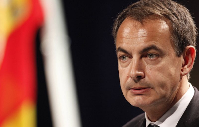 Rajoy reclama "cambios en el capitán" Zapatero y no sólo en la "tripulación" de su Gobierno