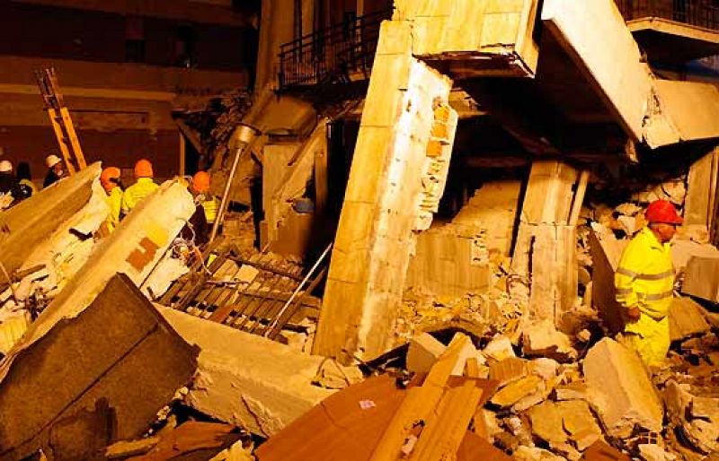 Miles de personas pasan la noche a la intemperie en medio de las réplicas sísmicas en L'Aquila