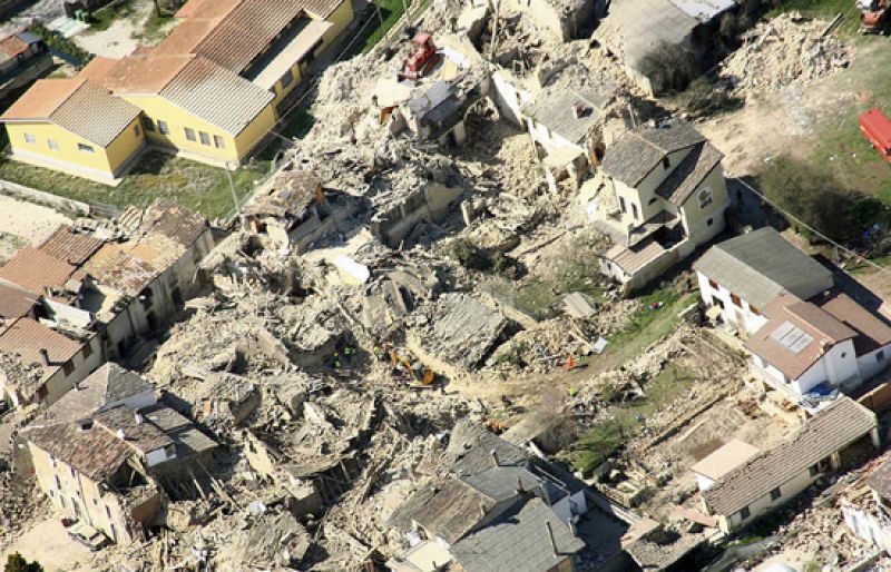 Berlusconi eleva el número de muertos en el terremoto a 207 y rechaza la ayuda internacional