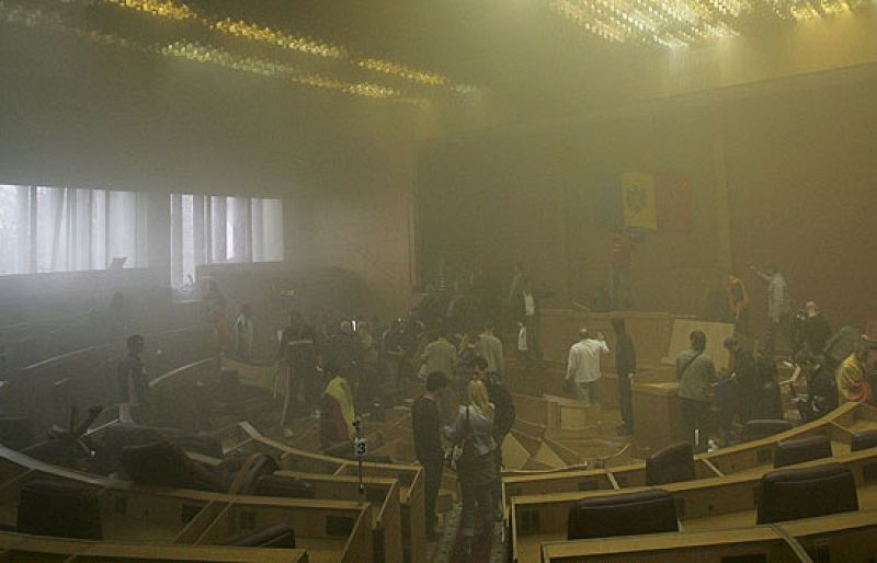 La Policía retoma el control del Parlamento moldavo y la oposición anuncia una gran movilización