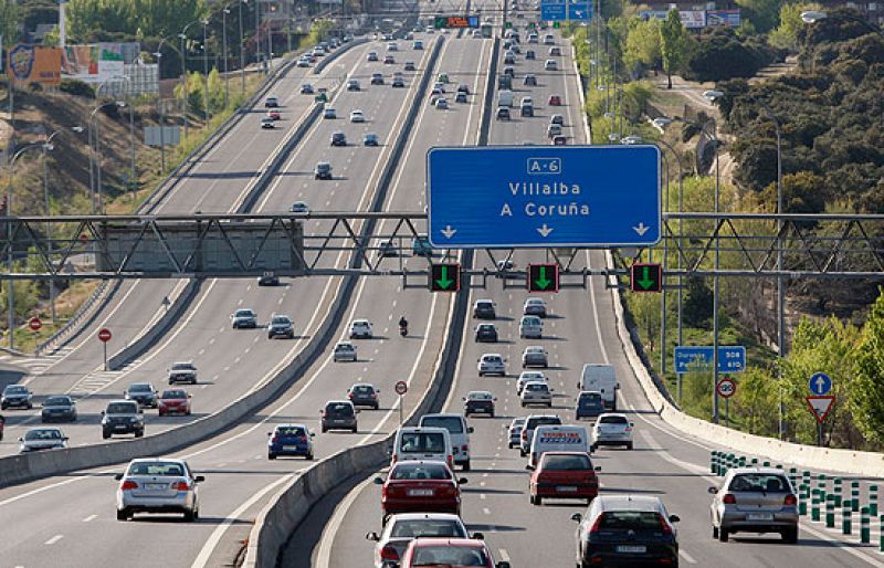 Los atascos se centran en las salidas de Madrid y en las carrteras de la costa